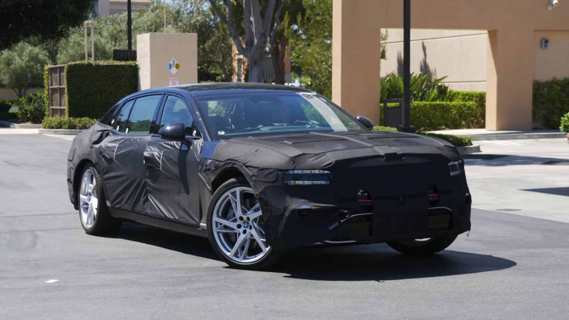 2027 Hyundai Genesis G90 Facelift Spy Photo (2)